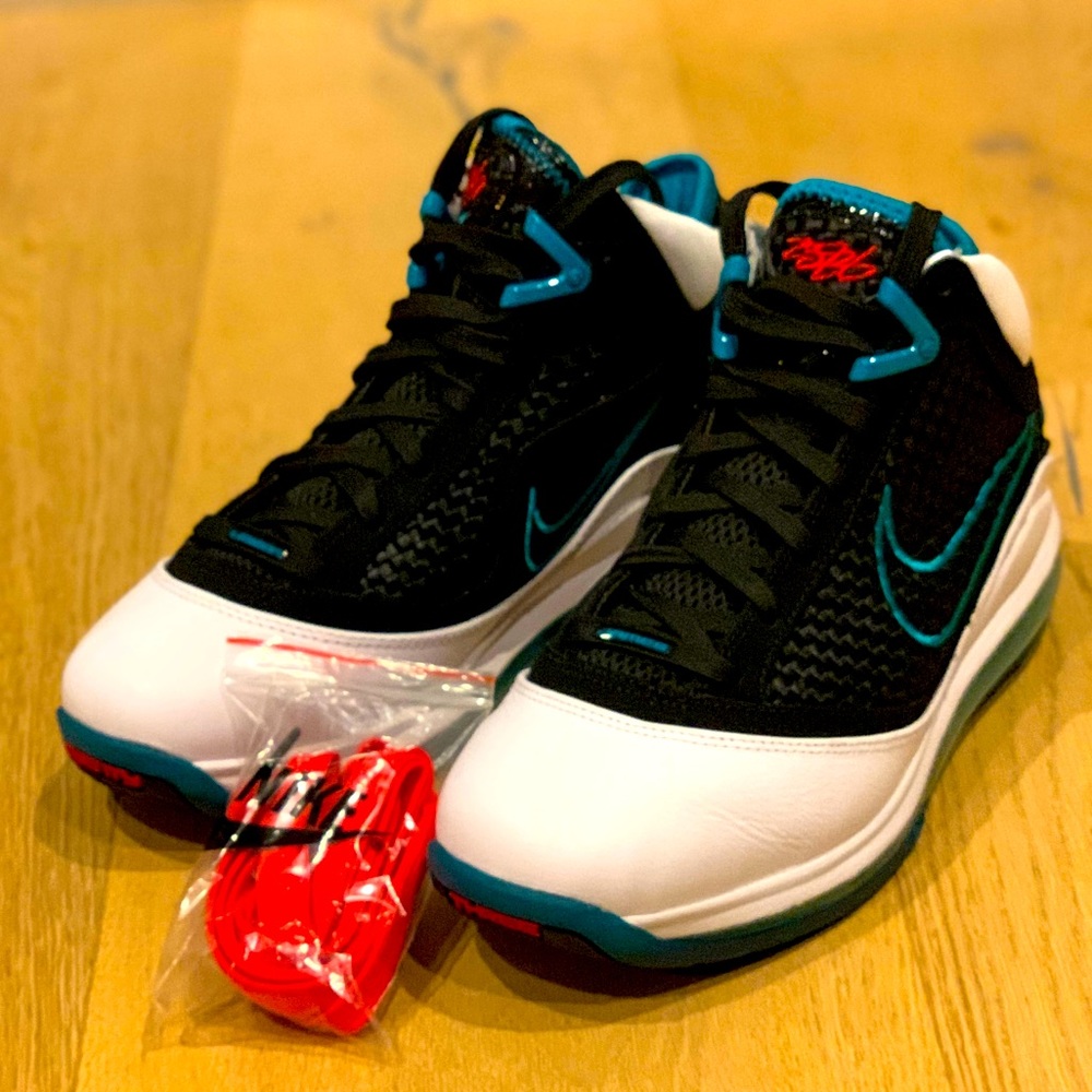 Nike Lebron 7 NFW “Red Carpet” Men US 8. Near new condition!